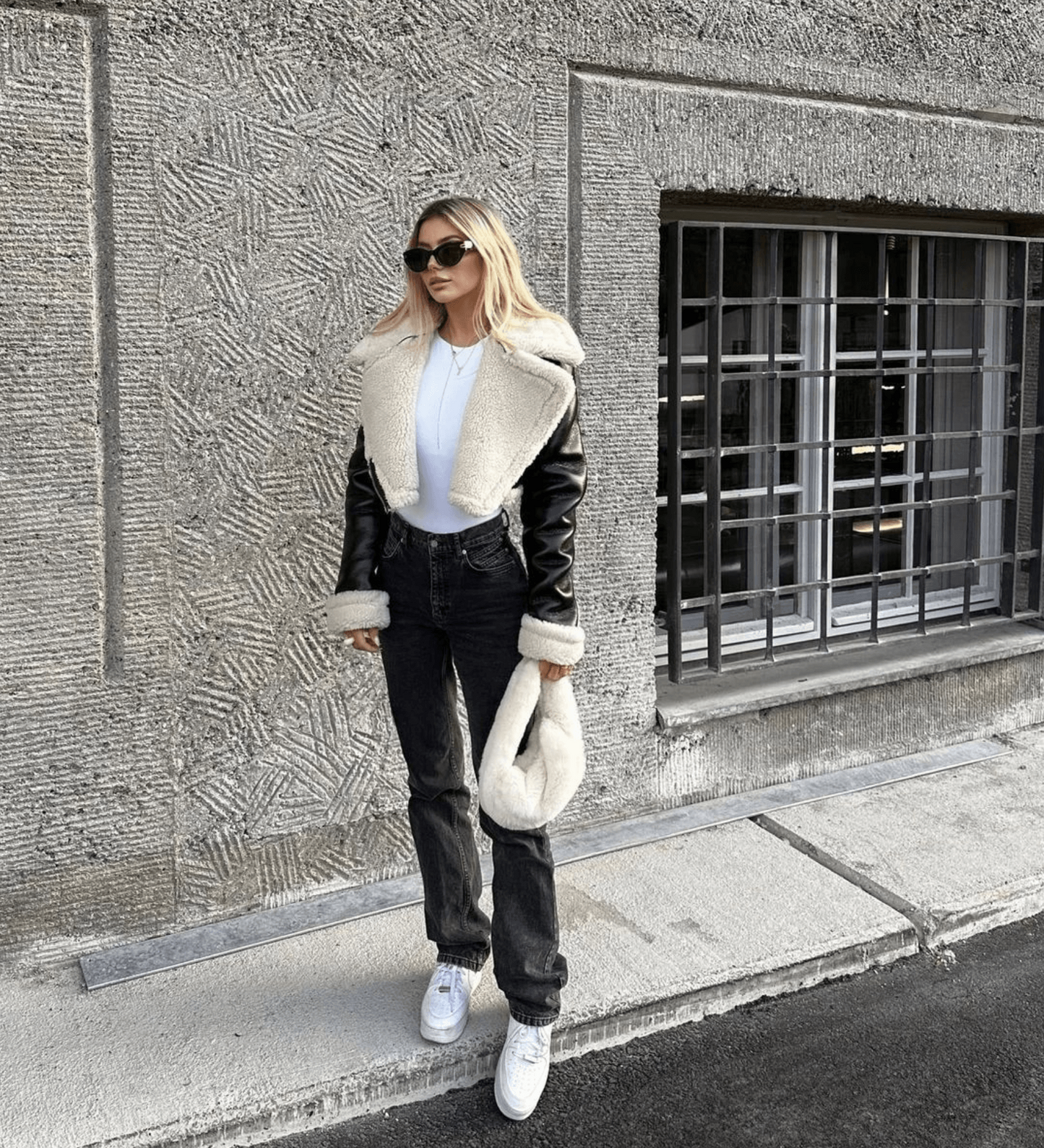 Women's Black Leather Jacket – Chic Fur Collar for Stylish Warmth 1