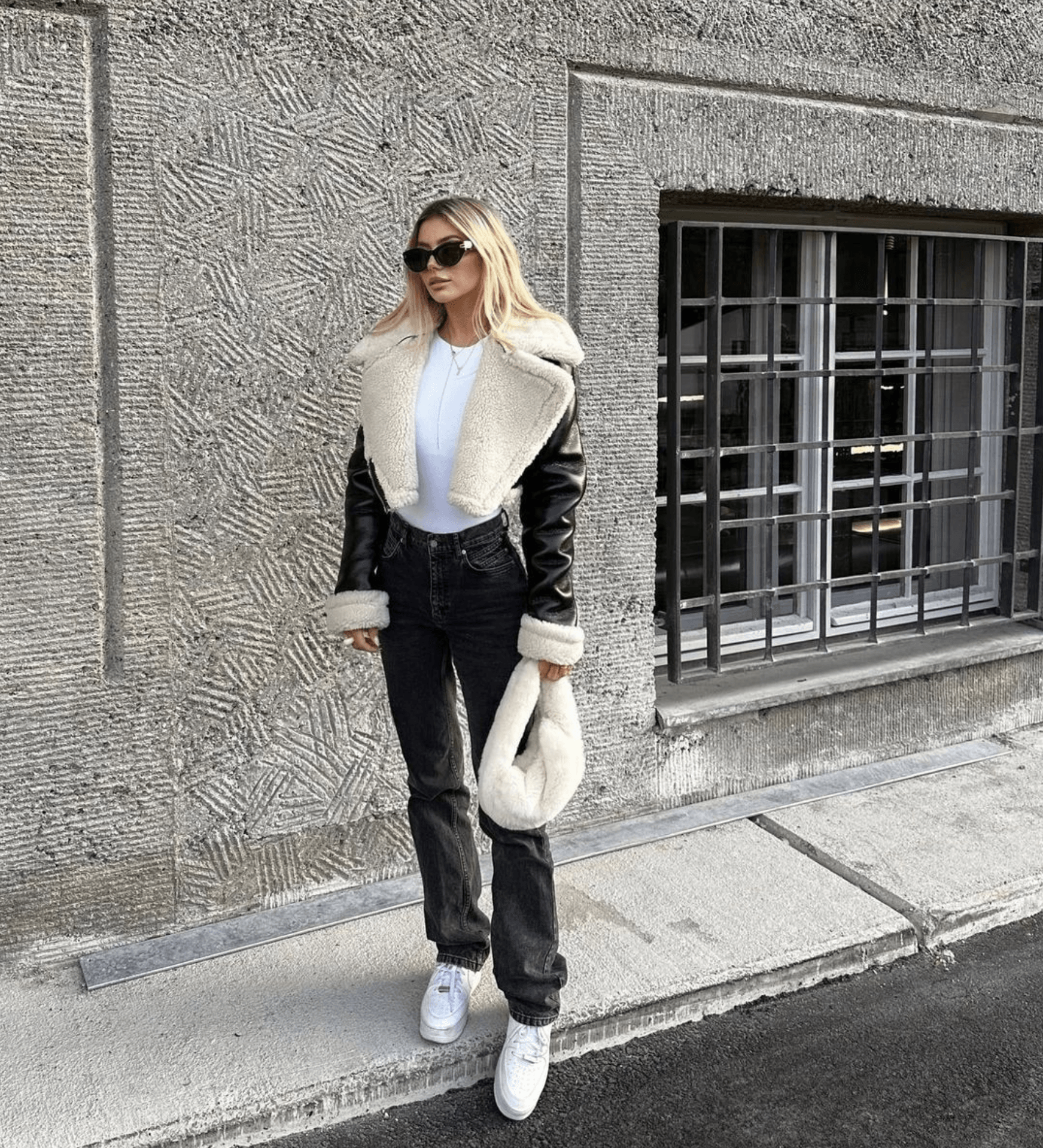 Women's Black Leather Jacket – Chic Fur Collar for Stylish Warmth 1