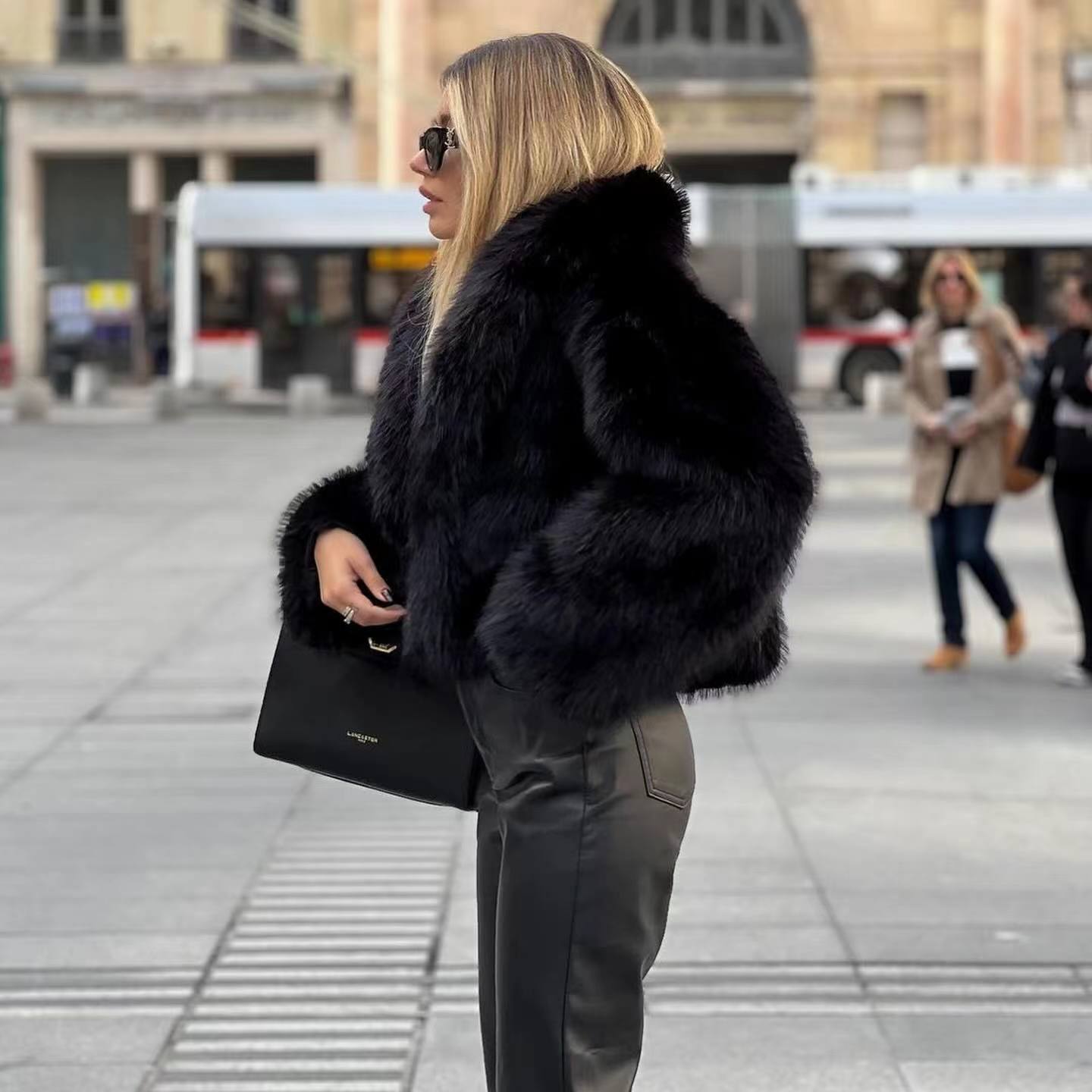 Women's Fox Fur Jacket – Chic Street Style for Winter Elegance 3