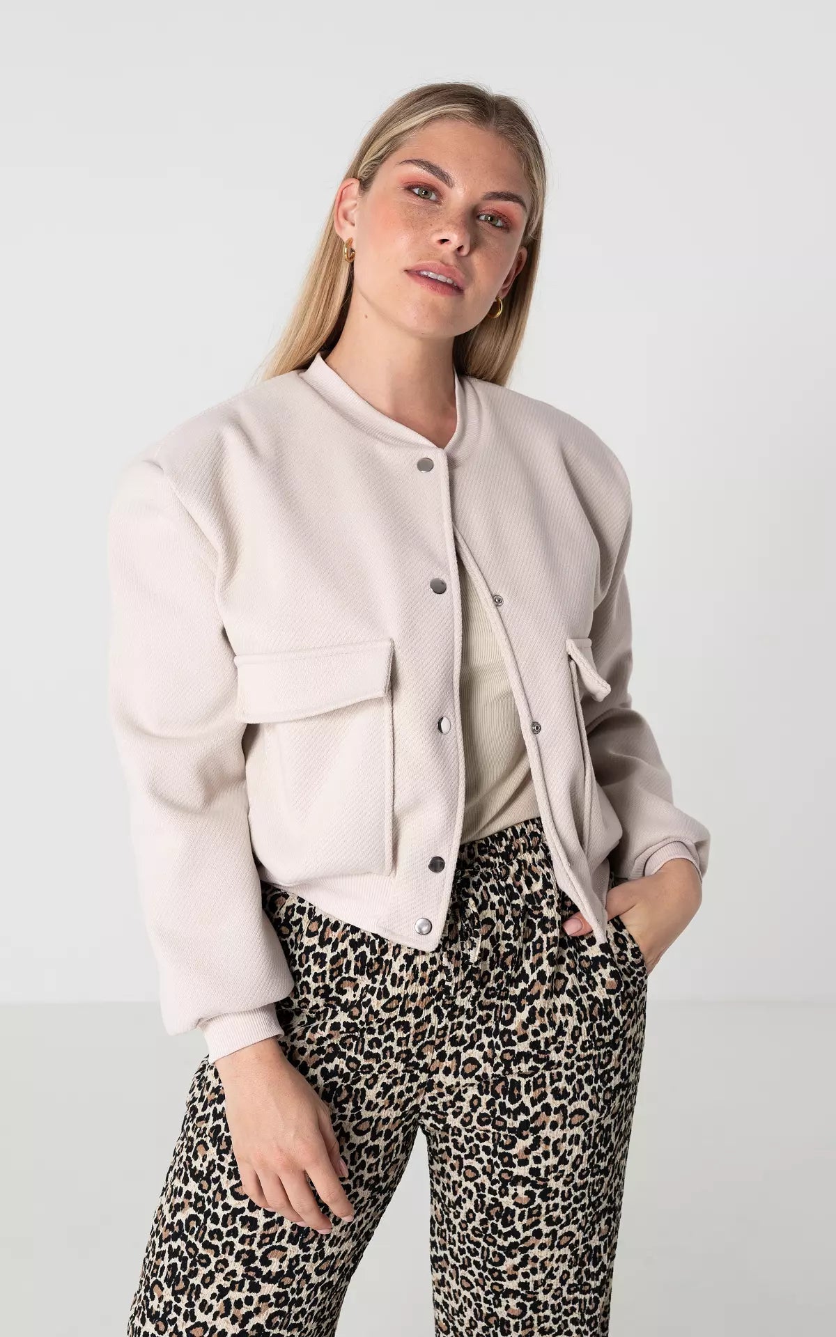 Women's Luxury Bomber Jacket – Cozy Style for Everyday Wear 4